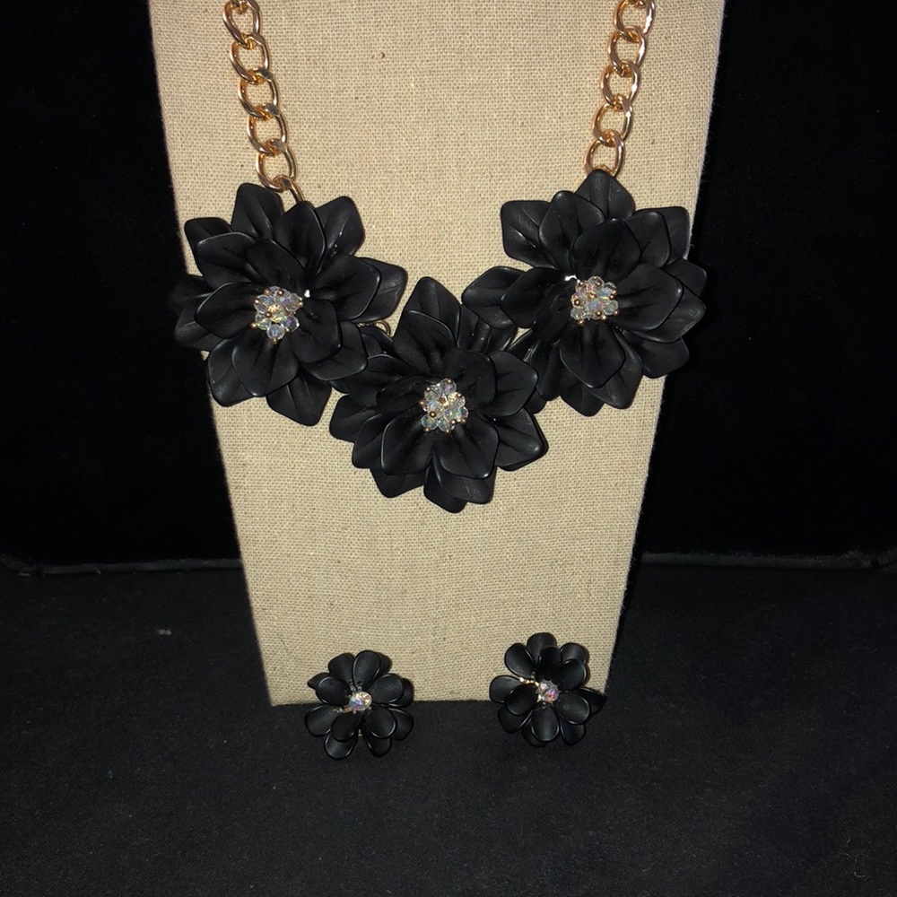 Handmade black flowered necklace with earrings